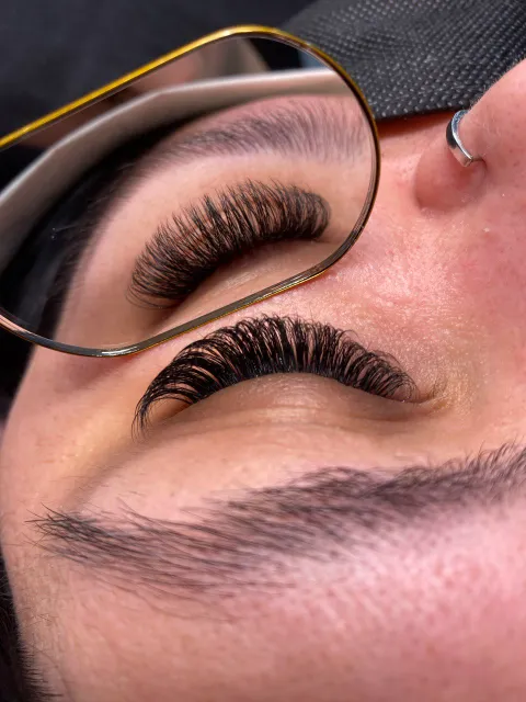 Bild 2 von 7 in der Galerie von "Wimpernverlängerung Frankfurt | Eyelash Extensions by Katharina"