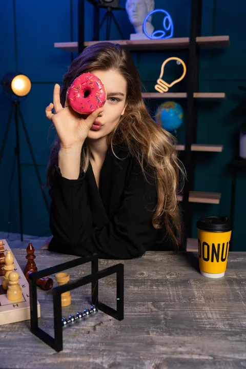 Изображение 2 из 6 в галерее "VOGUE фотостудия/ студия выпускных альбомов TRENDBOOK"