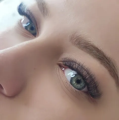 Bild 1 von 6 in der Galerie von "Lady Lashes"