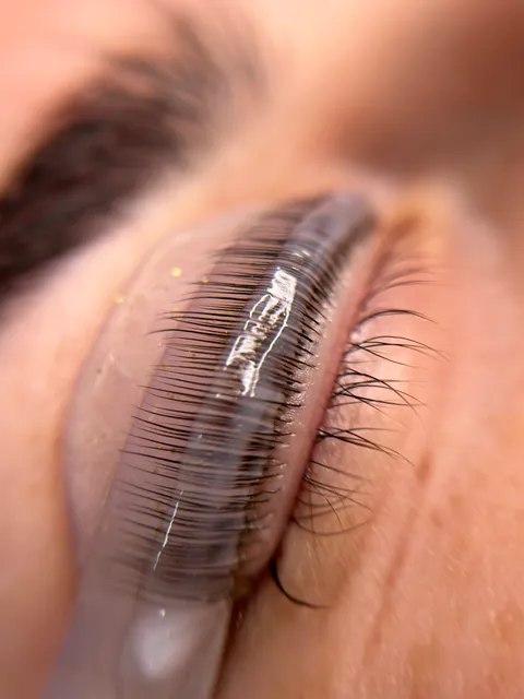 Зображення 10 з 25 у галереї "Lash.room.sh"