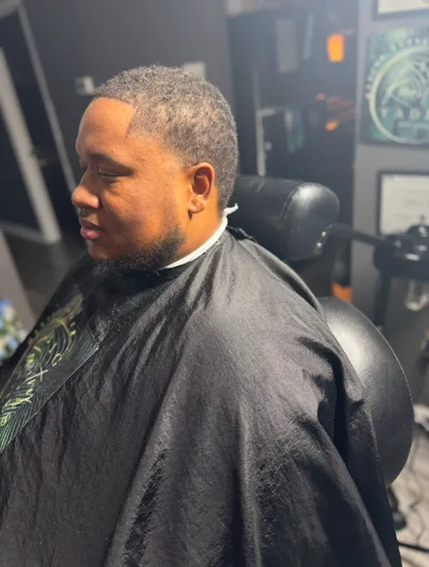 Image 2 of 2 in the gallery of "Big Kuntry Fades"