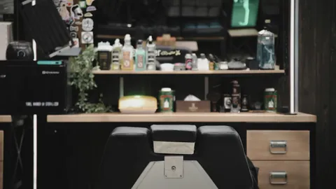 Зображення 2 з 10 у галереї "PIRATES BARBERSHOP"