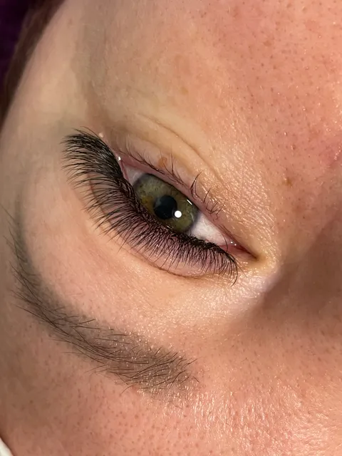 Зображення 1 з 6 у галереї "Lash & Brow zone"