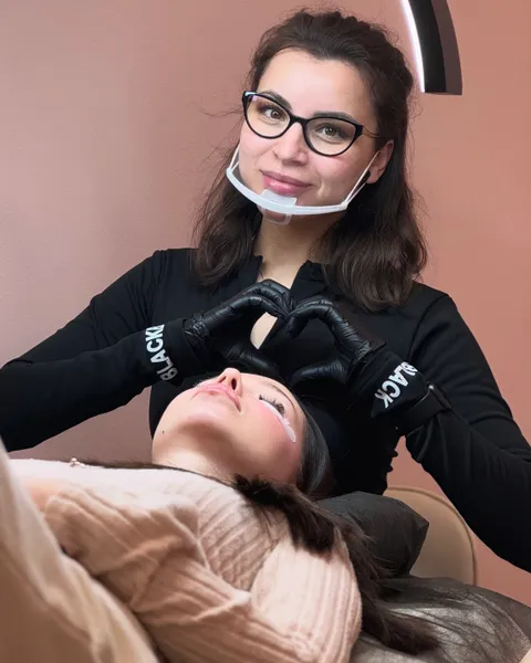 Зображення 4 з 6 у галереї "Lash & Brow zone"