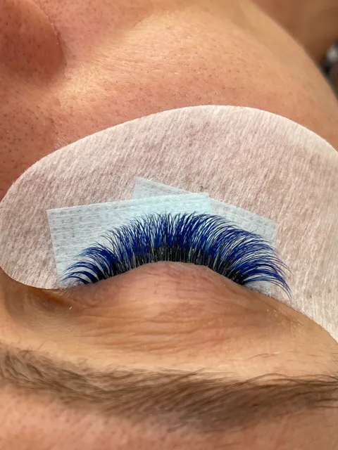 Зображення 3 з 6 у галереї "Lash & Brow zone"