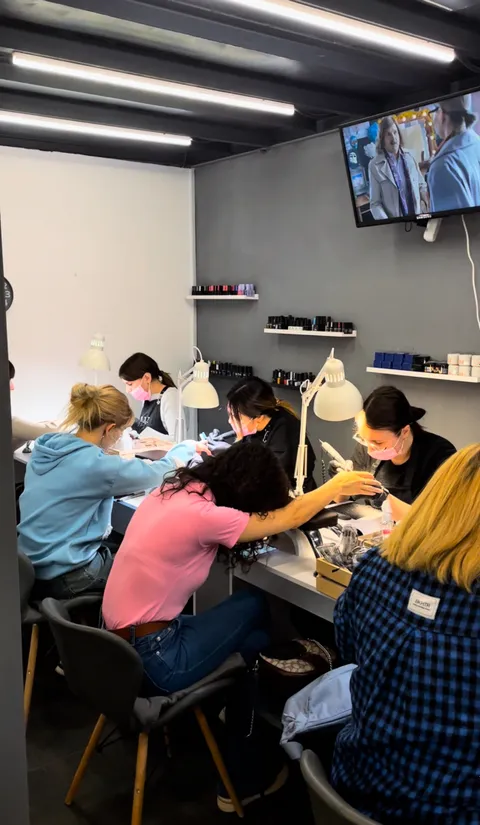 Зображення 1 з 14 у галереї "M&V beauty salon"