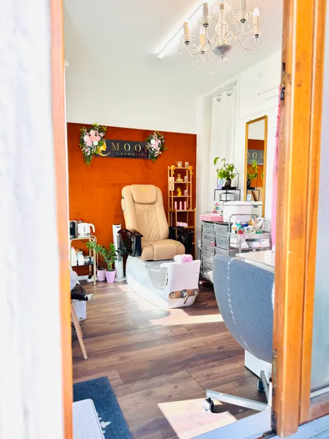 Bild 10 von 11 in der Galerie von "Mooncosmetics"