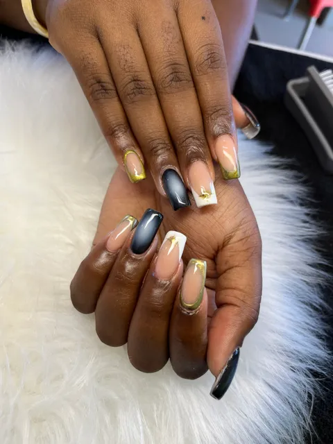 Image 8 of 14 in the gallery of "The nail loft"