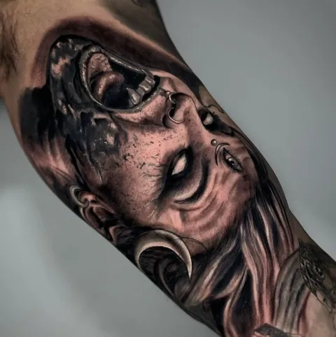 Bild 4 von 32 in der Galerie von "Gerade Linie Tattoo"