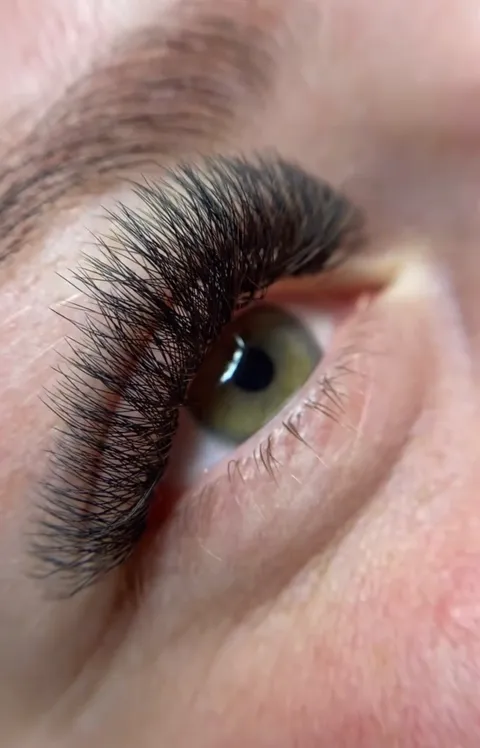 Bild 5 von 17 in der Galerie von "Studio.longlashes"