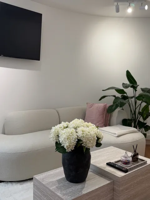 Bild 1 von 1 in der Galerie von "Primrose Esthetic"