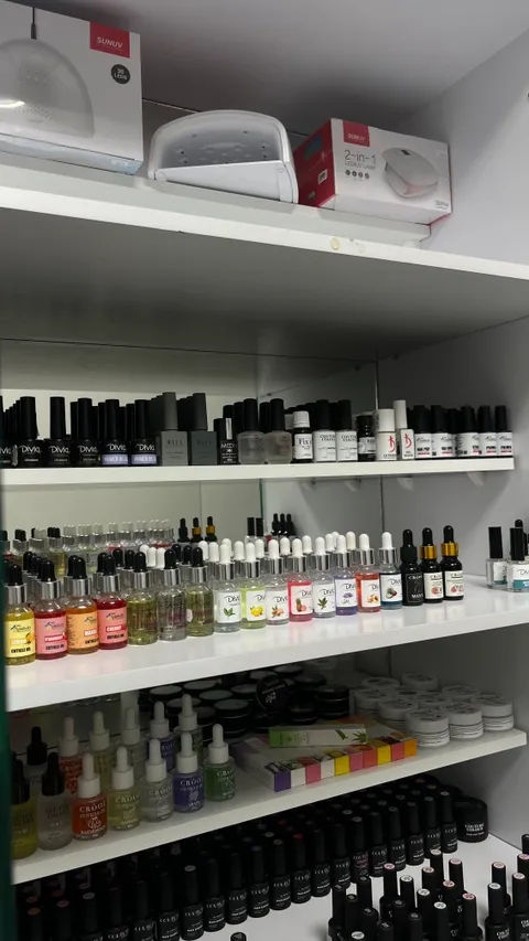 Зображення 8 з 8 у галереї "MOZART Nail Art Centre"