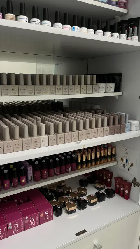 Зображення 7 з 8 у галереї "MOZART Nail Art Centre"
