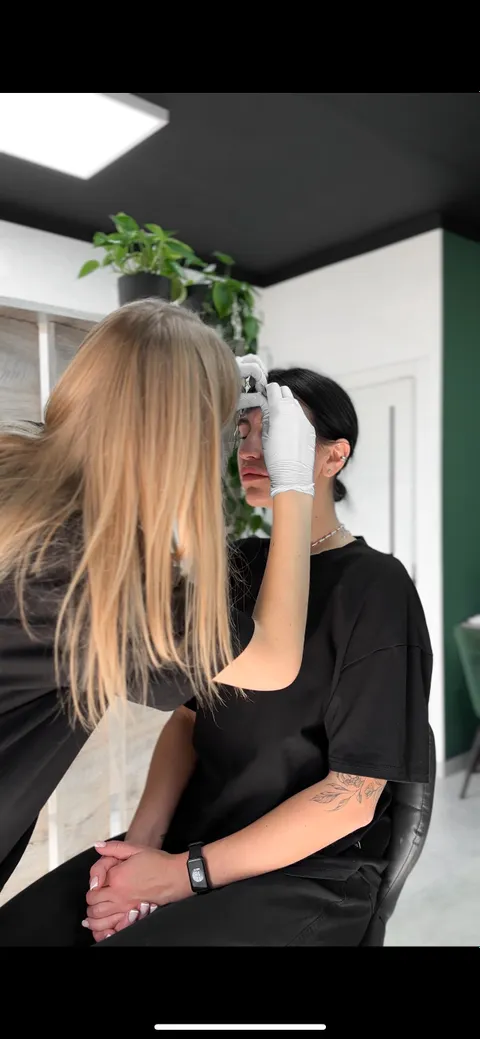 Зображення 3 з 10 у галереї "NUDE nailspace"