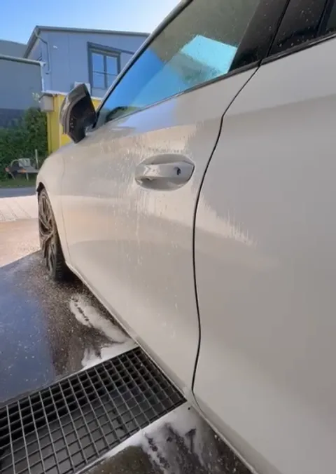 Bild 8 von 13 in der Galerie von "In & Out Carwash"