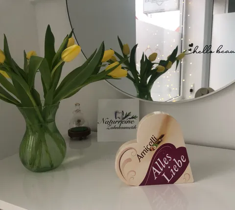 Bild 4 von 6 in der Galerie von "Naturreine Zahnkosmetik"