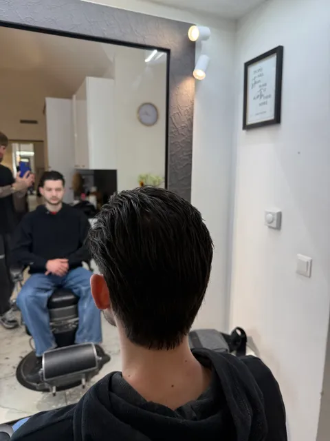 Зображення 1 з 21 у галереї "BARBERDOS"