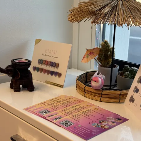 Bild 7 von 13 in der Galerie von "Mooncosmetics"