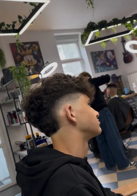 Зображення 1 з 11 у галереї "SNICKERS BARBER"