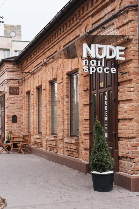 Зображення 1 з 19 у галереї "NUDE nailspace"