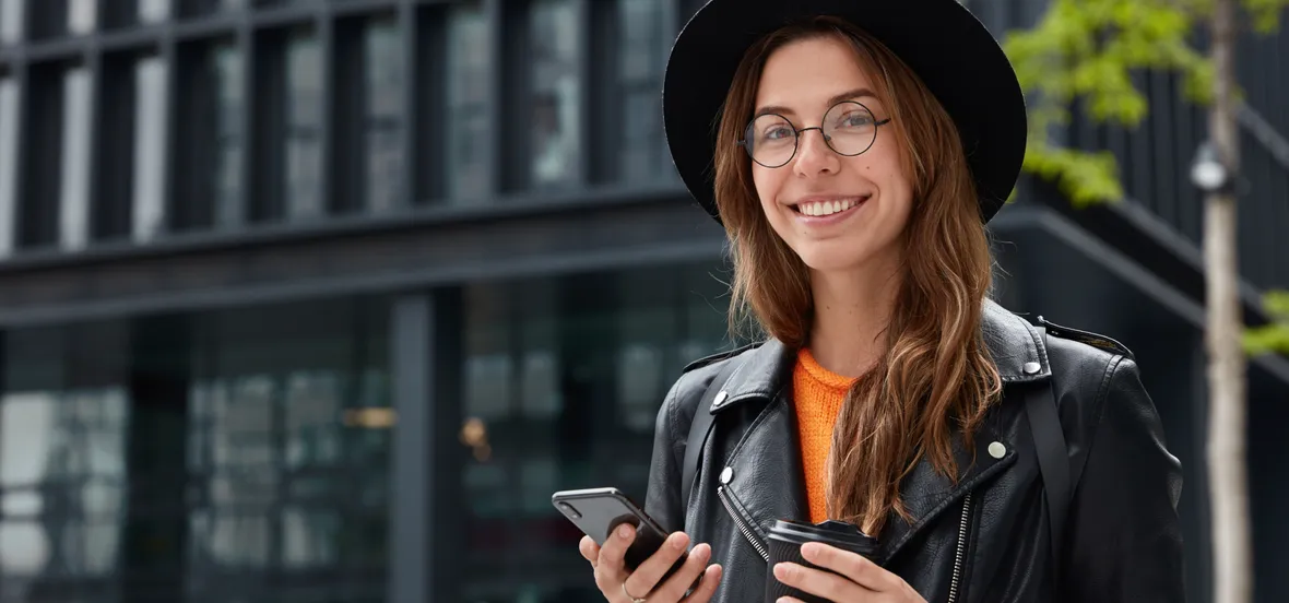 Девушка ищет на телефоне