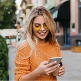 Дівчина з телефоном