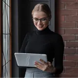 Дівчина з планшетом