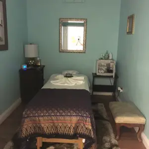 Lynne Full-Body Treat Center