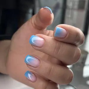lari_nail