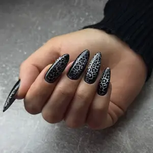 Sphynx_nails