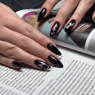 Nail Artist photo 4