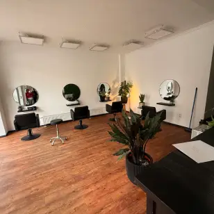 Salome Friseurmeisterin (Stuhlmiete im Ash & Ivy) photo 2