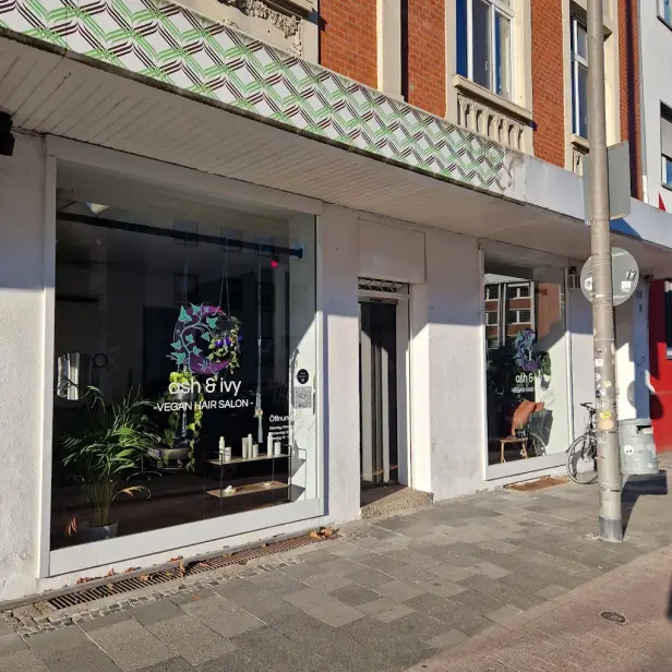 Salome Friseurmeisterin (Stuhlmiete im Ash & Ivy) photo 1