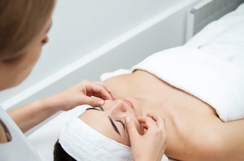 Eine Kundin bei einem Termin beim Dermatologen