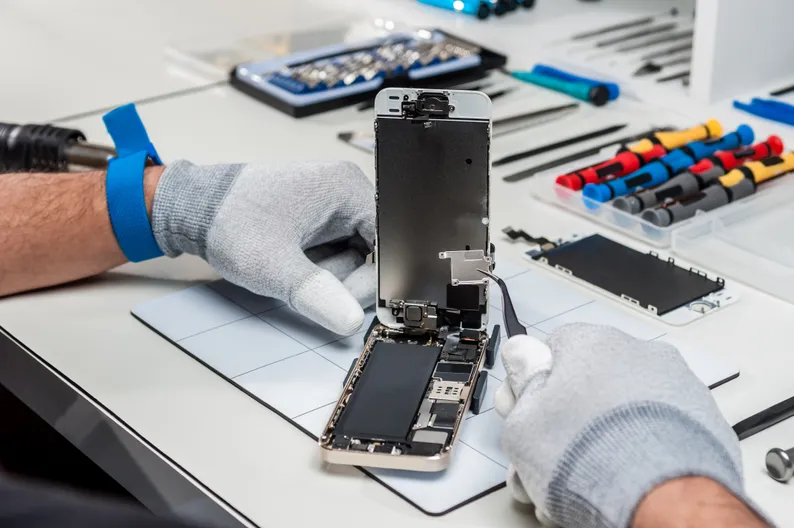 Fixing a phone in a service center