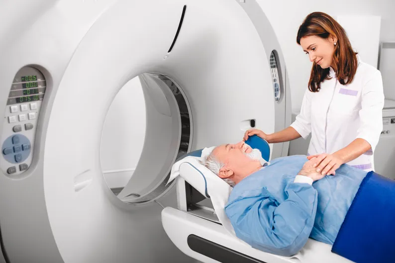 Der Patient wird einer Magnetresonanztomographie unterzogen