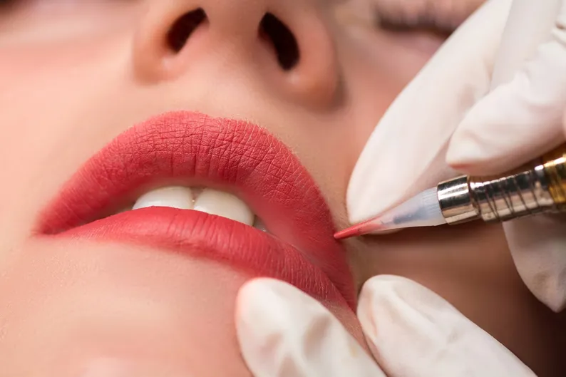 Permanentes Lippen-Make-up in einem Schönheitssalon