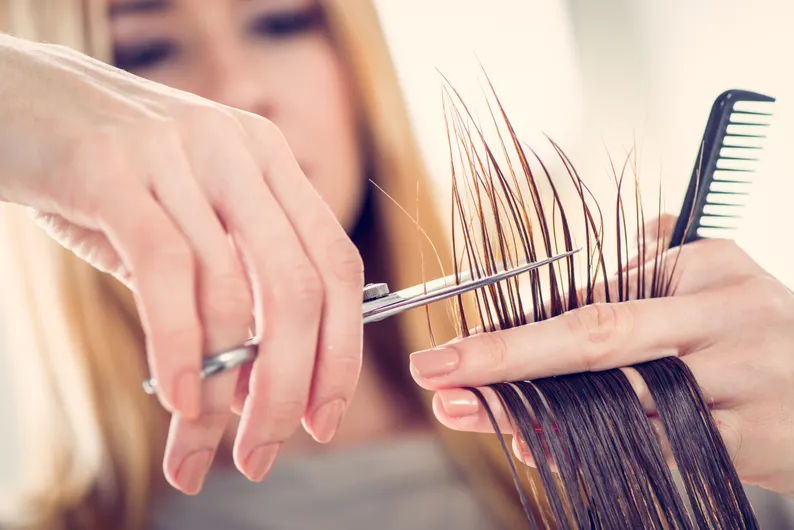 Online-Buchung für einen Haarschnitt in einem Coiffeursalon