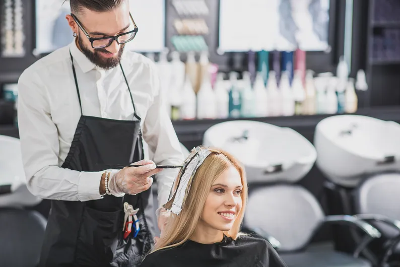 Online-Buchung einer Haarfärbedienstleistung in einem Friseursalon