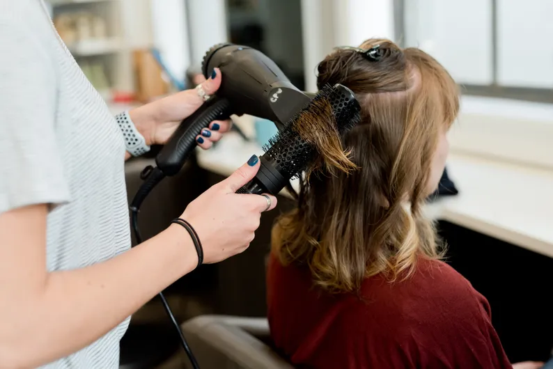 Anmietung eines Tisches in einem Co-Working Space für die Arbeit eines Friseurs