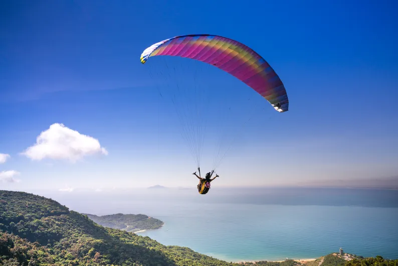 Fallschirmspringen und Gleitschirmfliegen als Geschäft