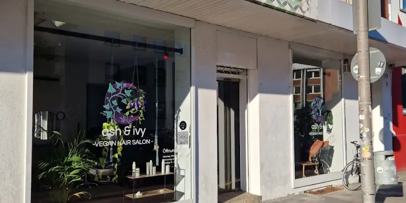 Salome Friseurmeisterin (Stuhlmiete im Ash & Ivy) photo 1