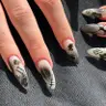 Ablösen + Maniküre + einfarbiger Gel Polish(Shellac) + medium Design für alle Nägel (level 2)