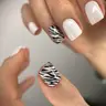 Kombinierte Maniküre mit Gellak und Nageldesign