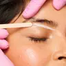 Brow-Waxing mit Warmwachs