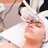 Behandlung für strahlende und tiefenhydratisierte Haut mit Kollagen, Hyaluronsäure und Ultraschall