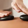 Rückenmassage „Hot Stone Vital“