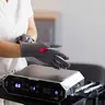 Massage mit Mikrostrom-Handschuhen