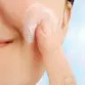 Jugendliche Gesichtsreinigung
