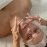 Gesichtsbehandlung (Peeling, Reinigung, Maske)